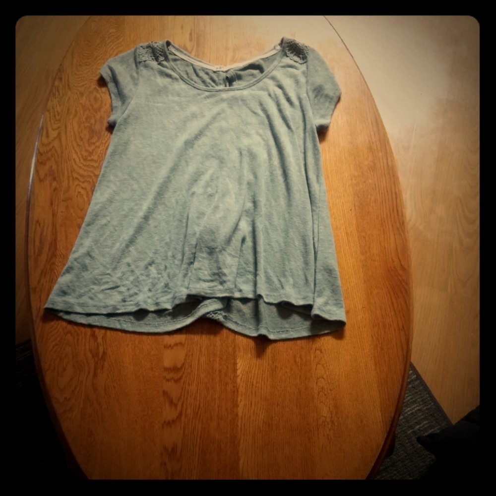 A lovely green tie in back short sleeve top